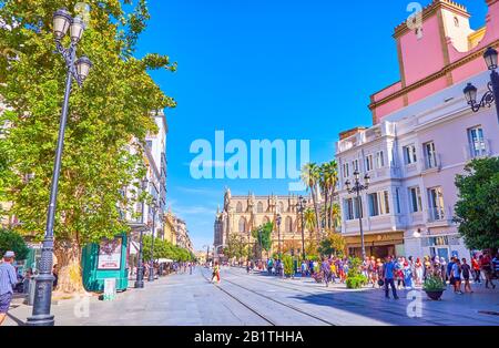 Séville, ESPAGNE - 1 OCTOBRE 2019 : l'Avenida de la Constitucion est le quartier le plus bondé de la vieille ville en raison de la grande quantité de monuments historiques, des boutiques an Banque D'Images