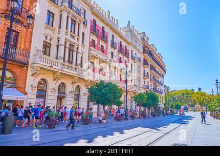 Séville, ESPAGNE - 1 OCTOBRE 2019 : la haute saison touristique de Séville est la période la plus chargée, la foule de touristes se promenant entre les monuments, restaurant Banque D'Images