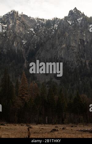 Vue depuis Cathedral Rocks East au parc national de Yosemite en Californie, États-Unis. Banque D'Images