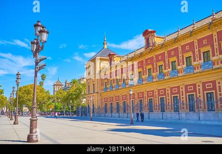 Séville, ESPAGNE - 1 OCTOBRE 2019: Promenade le long du grand Palacio de San Telmo (Palais de San Telmo) et profiter de la magnifique façade baroque espagnole, o Banque D'Images