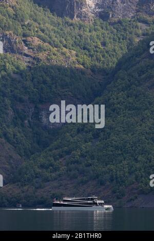 UNDREDAL, NORVÈGE - excursion en ferry à Aurlandsfjorden, un fjord dans le comté de Vestland. Banque D'Images