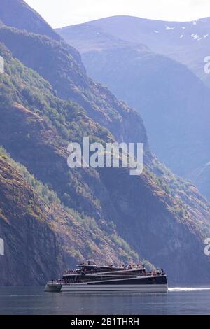 UNDREDAL, NORVÈGE - excursion en ferry à Aurlandsfjorden, un fjord dans le comté de Vestland. Banque D'Images