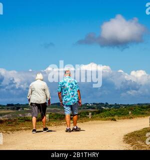 Couple retraité marchant sur un chemin. Vue arrière. Bretagne. France. Banque D'Images