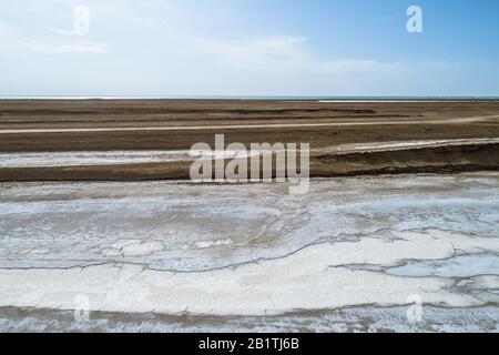 Vue aérienne d'un lakebed sec recouvert de sels dans le nord-ouest de la Chine Banque D'Images