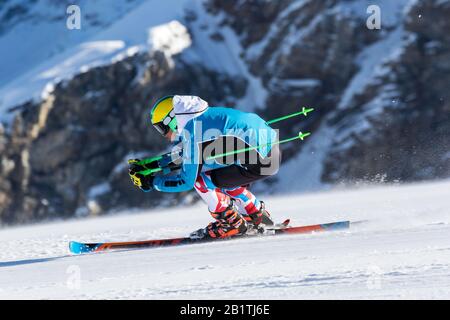 athlète en compétition de ski alpin Banque D'Images