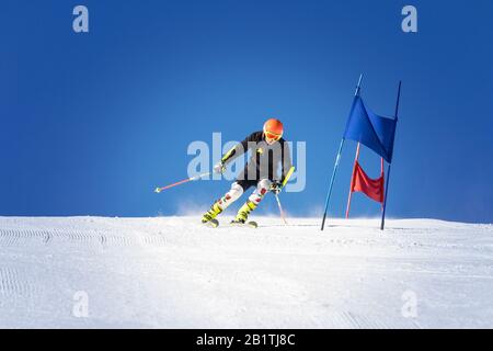 athlète en compétition de ski alpin Banque D'Images