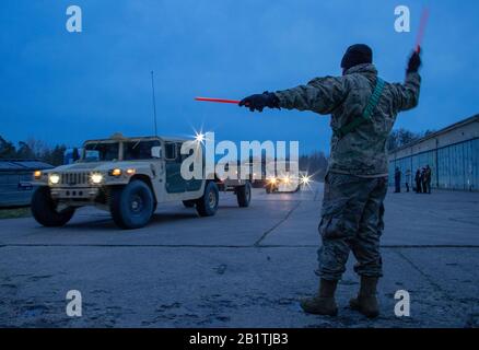 Hagenow, Allemagne. 27 février 2020. Un soldat américain dans la caserne Ernst Moritz Arndt des Forces armées fédérales allemandes donne le signal de départ pour la poursuite de l'exercice majeur de l'OTAN "Europe 2020". Après avoir passé la nuit et fait le plein de carburant et entretenir leurs véhicules, le convoi poursuivra son voyage vers l'est dans la soirée. D'autres transports américains sont attendus dans les prochains jours, avec un total de 1 700 soldats américains qui devraient traverser la Mecklembourg-Poméranie occidentale d'ici le 6 mars. Crédit: Jens Büttner/Dpa-Zentralbild/Dpa/Alay Live News Banque D'Images