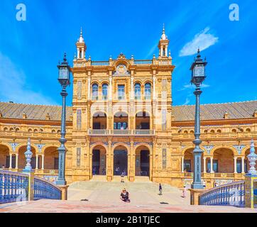 Séville, ESPAGNE - 1 OCTOBRE 2019: Le beau portail de la galerie sur la Plaza de Espana avec des azulejos en céramique andalouse sur ses murs, Octobe Banque D'Images