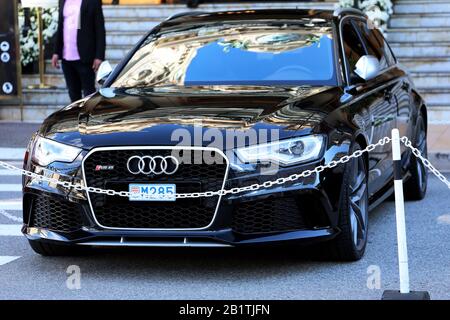 Monte-Carlo, Monaco - 17 Mars 2019 : Audi De Luxe Noire 6 Stationné Devant Le Casino Monte-Carlo À Monaco Sur La Côte D'Azur, Europe Banque D'Images