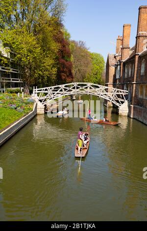 Touristes en punts sur la rivière Cam sous le pont mathématique. Cambridge, Cambridgeshire, Angleterre Banque D'Images