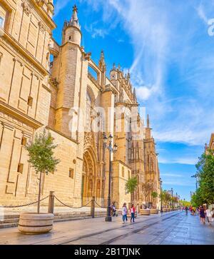 Séville, ESPAGNE - 1 OCTOBRE 2019: La vue sur l'Avenida de la Constitucion avec la grande Puerta de la Asuncion (la porte de l'Assomption), l'entrée principale por Banque D'Images