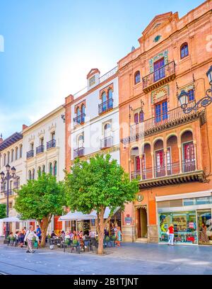 Séville, ESPAGNE - 1 OCTOBRE 2019 : l'Avenida de la Constitucion est la artère centrale de la vieille ville avec un grand nombre de cafés et restaurants touristiques Banque D'Images