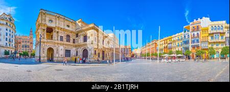 Séville, ESPAGNE - 1 OCTOBRE 2019: La grande Plaza de San Francisco est la place principale de la période médiévale, aujourd'hui est un lieu de loisirs idéal pour la spendin Banque D'Images