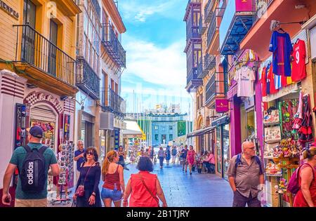 Séville, ESPAGNE - 1 OCTOBRE 2019: L'étroite Calle Sierpes est l'une des rues commerçantes touristiques avec des lignes de magasins, offrant une variété de St Espagnol Banque D'Images