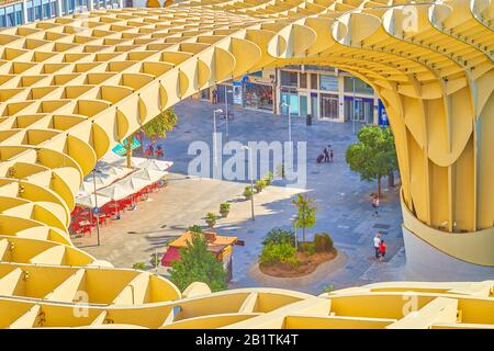 Séville, ESPAGNE - 1 OCTOBRE 2019: La vue aérienne sur la Plaza de la Encarnacion avec café extérieur du point de vue de Metropol Parasol, 1 octobre À Se Banque D'Images