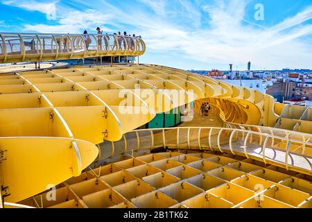 Séville, ESPAGNE - 1 OCTOBRE 2019 : les gens apprécient le paysage urbain avec des toits de ville depuis la terrasse panoramique de Metropol Parasol, en observant le nig historique Banque D'Images