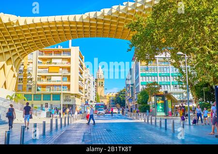 Séville, ESPAGNE - 1 OCTOBRE 2019: La construction de Metropol Parasol s'adapte bien dans le quartier historique et domine la rue animée d'Imagen, en octobre Banque D'Images