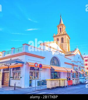 Séville, ESPAGNE - 1 OCTOBRE 2019 : la façade Feria Market, le plus ancien marché de la ville et le clocher de l'église médiévale Omnium Santorum sur bac Banque D'Images