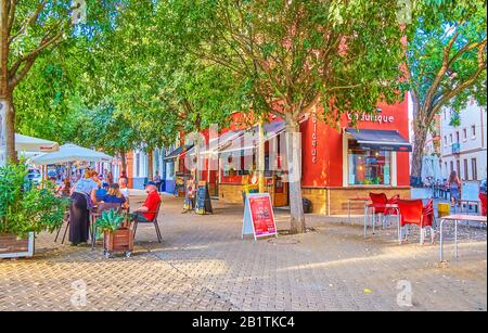Séville, ESPAGNE - 1er OCTOBRE 2019: Le café extérieur sur la place la Alameda à l'ombre des peupliers blancs est l'endroit idéal pour se reposer le soir, Banque D'Images