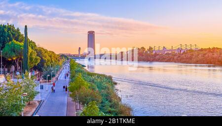 Séville, ESPAGNE - 1 OCTOBRE 2019: La promenade le soir le long de la promenade de Guadalquivir dans les environs de verdure luxuriante est le choix idéal pour se détendre en bus Banque D'Images