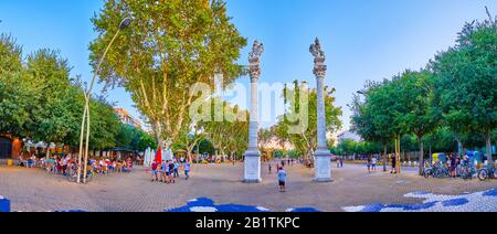 Séville, ESPAGNE - 1 OCTOBRE 2019: Vue panoramique sur la grande Alameda de Hercules, l'endroit populaire pour jouer à des jeux actifs ou se reposer dans de nombreux outdo Banque D'Images