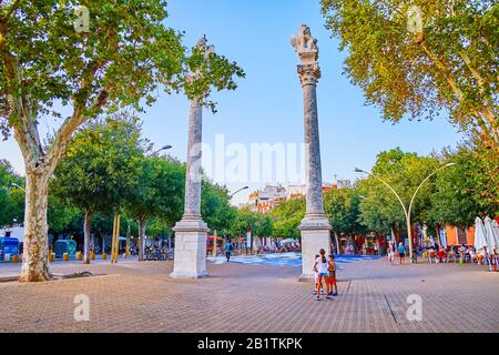 Séville, ESPAGNE - 1er OCTOBRE 2019 : les hautes colonnes en marbre avec des sculptures des lions sur la place la Alameda sont la carte de visite de Séville, le 1er octobre Banque D'Images