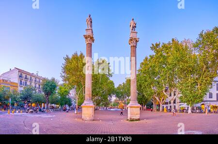 Séville, ESPAGNE - 1er OCTOBRE 2019: La pierre Jules César et Hercules sur le dessus des colonnes accueillent les invités à la place la Alameda, le 1er octobre à Se Banque D'Images