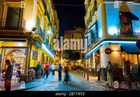 Séville, ESPAGNE - 1er OCTOBRE 2019 : la nuit est un moment très bondé, les touristes et les habitants marchent dans les rues et les cafés et restaurants deviennent pleins, on Banque D'Images