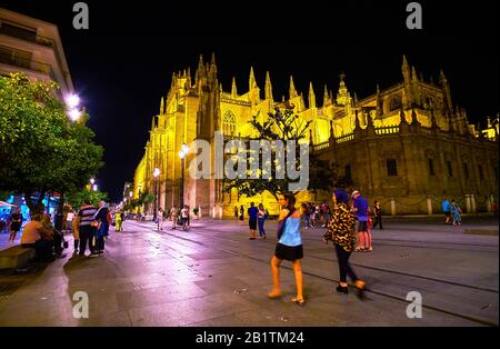 Séville, ESPAGNE - 1er OCTOBRE 2019 : les touristes marchent dans la vieille ville sur l'avenue de la Constitution en passant par la cathédrale médiévale et d'autres monuments, le 1er octobre à Sev Banque D'Images