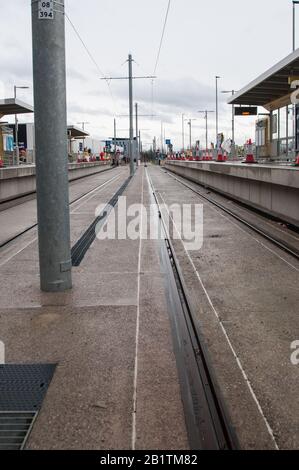 Autour du Royaume-Uni - Nouvelle station et plate-forme à Manchester Metrolink expansion à Barton Sq. Urmston Banque D'Images