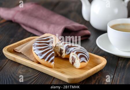 Beignet au chocolat sur plaque en bois Banque D'Images