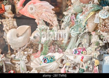 Riga, Lettonie - Décembre 08 2019. Boutique de cadeaux. Souvenirs. Les gens achètent des souvenirs traditionnels sur un marché européen de Noël. Banque D'Images