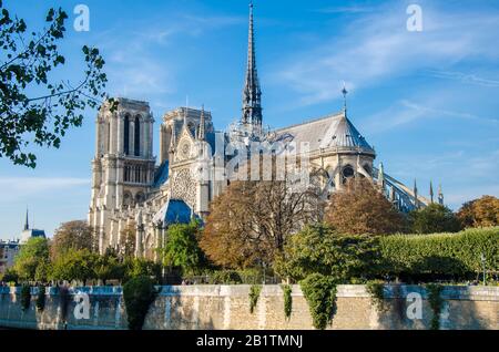 Vue latérale de notre Dame de Paris ou de la cathédrale notre-Dame lors de la restauration à Paris, France Banque D'Images