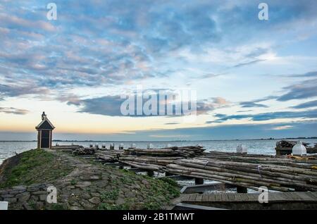 Vue sur les grumes et les piers en bois dans le village traditionnel néerlandais de pêcheurs Volendam, Pays-Bas Banque D'Images