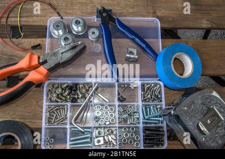 Kit d'outils - jeu d'instruments : pinces, ruban électrique, jeu de boulons, fils, rondelles, mètre à ruban, coupe-fil. Banque D'Images