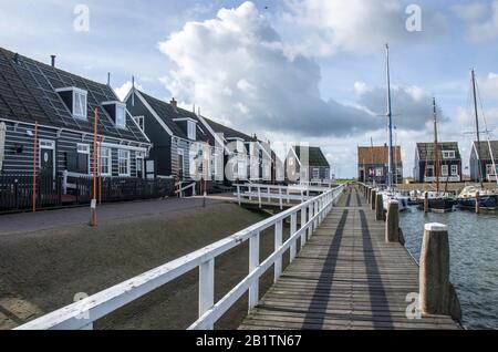 Magnifique jetée de l'île de Marken et maisons typiques en bois vert près du front de mer, Marken, Pays-Bas Banque D'Images