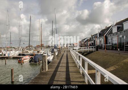 Magnifique jetée de l'île de Marken et maisons typiques en bois vert près du front de mer, Marken, Pays-Bas Banque D'Images