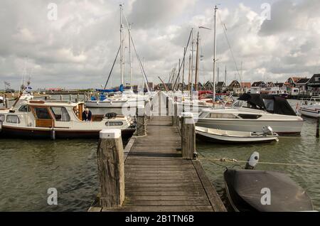 Bateaux sur la jetée, Marken, Pays-Bas. Magnifique jetée de l'île de Marken et maisons typiques en bois vert près du bord de mer dans le petit vilag Banque D'Images