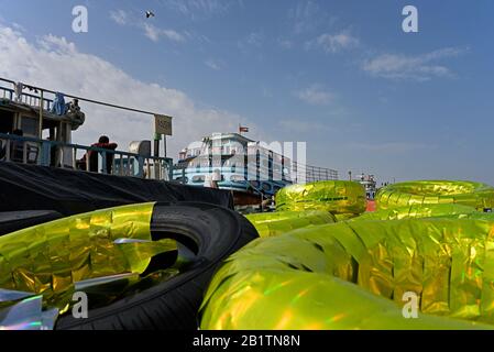 dubaï, émirats arabes unis - 2020.02.22: pneus de voiture habilitead en transit à partir d'outre-mer prêts à être chargés sur un dhow en bois marqué par les émirats arabes unis destiné à l'iran à dubaï deir Banque D'Images