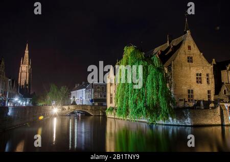Vue sur le canal de Bruges, la tour et les bâtiments historiques la nuit, Bruges, Belgique Banque D'Images