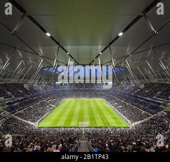 Stade Bowl regardant vers le nord pendant l'événement. The New Tottenham Hotspur Stadium, Londres, Royaume-Uni. Architecte: Populeux, 2019. Banque D'Images