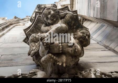 Sculpture à une façade de la cathédrale de Milan. Architecture gothique. Deux anges de bébé. Gros plan d'une statue sur la façade extérieure du Duomo de Milan Banque D'Images