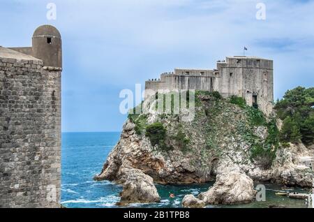 Vue sur Les Forteresses Lovrijenac depuis les murs de la ville de Dubrovnik, Dubrovnik, Croatie Banque D'Images