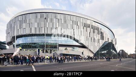 Vue de l'autre côté de la rue avec entrée principale et foule arrivinhg. The New Tottenham Hotspur Stadium, Londres, Royaume-Uni. Architecte: Populeux, 2019. Banque D'Images