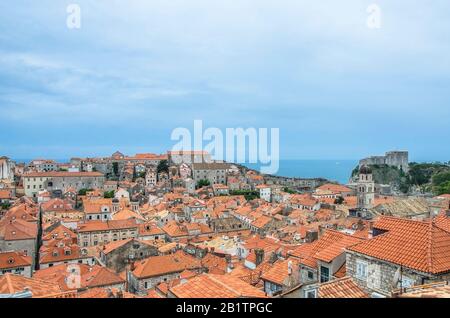 Vue sur les toits rouges et la mer bleue depuis le mur de la ville de Dubrovnik, Dubrovnik, Croatie. Vue depuis le centre-ville Banque D'Images