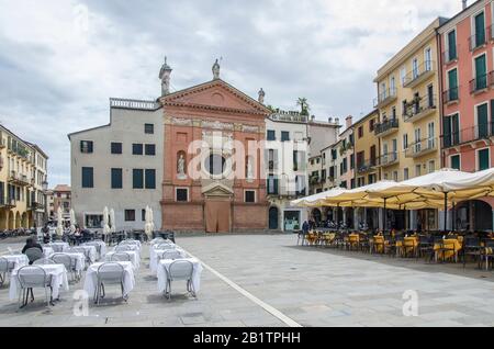 Vue sur la place typiquement italienne, Piazza dei Signori à Padoue, Padoue, Italie. Cafés et restaurants à Padoue Banque D'Images