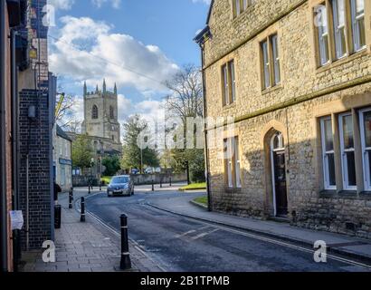 Église St Edburgs à la jonction de Church Street et Causeway, Bicester, Oxfordshire, Royaume-Uni. Tourné le jour ensoleillé, fin d'hiver. Voiture bleue au milieu de la route. Banque D'Images