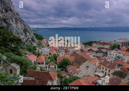 Vue panoramique aérienne de la petite ville d'Omis entourée de montagnes, rivière Cetina et mer, Riviera Makarska, Croatie. Vue sur la pinède, la vieille ville Banque D'Images
