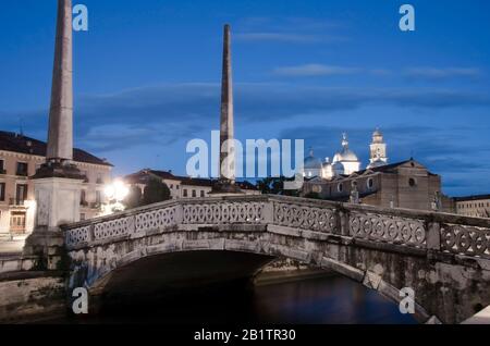 Vue sur le pont sur Prato della Valle à Padoue la nuit, Italie Banque D'Images