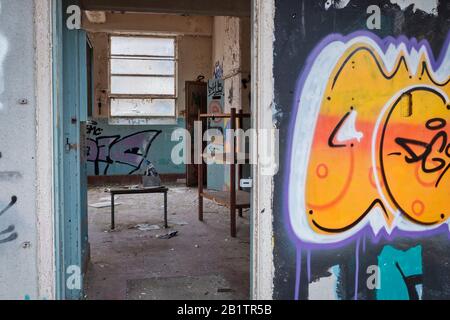 Bâtiments négligés, isolés, d'art urbain, avec des murs de graffitis peints en spray, usine de dérapage, peinture peeling. Banque D'Images